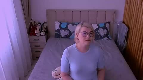 Snapshot of sabrinamacmarren chatting on June 15, 1:13 pm Sabrina MacMarren online show from June 15, 1:13 pm