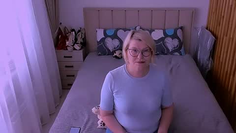 Snapshot of sabrinamacmarren chatting on June 19, 1:04 pm Sabrina MacMarren online show from June 19, 1:04 pm