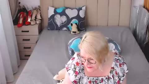 Snapshot of sabrinamacmarren chatting on July 28, 4:39 pm Sabrina MacMarren online show from July 28, 4:39 pm