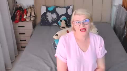 Snapshot of sabrinamacmarren chatting on July 28, 7:39 pm Sabrina MacMarren online show from July 28, 7:39 pm
