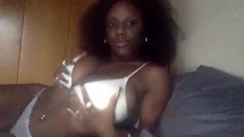 Snapshot of sade991803 chatting on June 25, 11:15 am Onika online show from June 25, 11:15 am