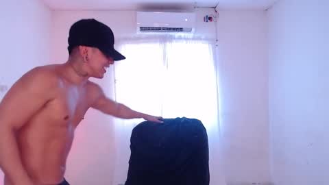 Snapshot of saenz_hotx chatting on December 13, 6:27 pm saenz_hotx online show from December 13, 6:27 pm