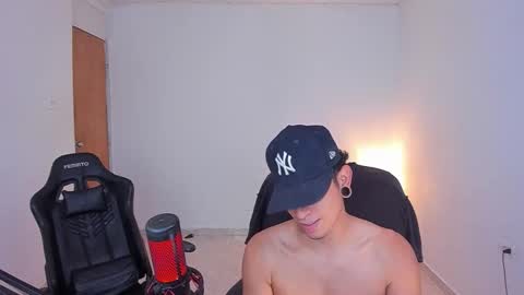 Snapshot of saenz_hotx chatting on November 4, 8:52 pm saenz_hotx online show from November 4, 8:52 pm