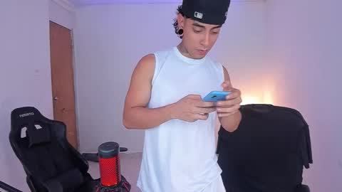 Snapshot of saenz_hotx chatting on November 8, 9:35 pm saenz_hotx online show from November 8, 9:35 pm