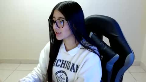 Sahaliefox  online show from June 11, 1:09 pm
