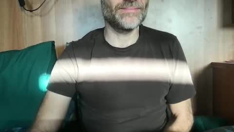 Snapshot of saint009 chatting on November 17, 11:27 am saint009 online show from November 17, 11:27 am