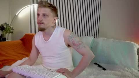 Snapshot of saint__vicious chatting on October 1, 8:26 pm saint__vicious online show from October 1, 8:26 pm