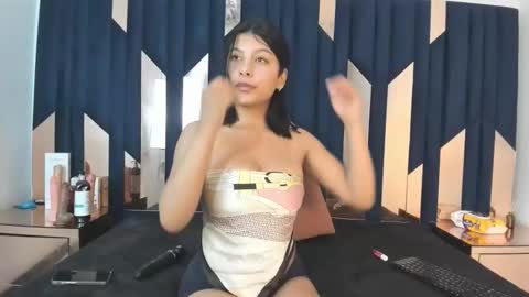 salmaportman_ online show from December 16, 3:06 pm