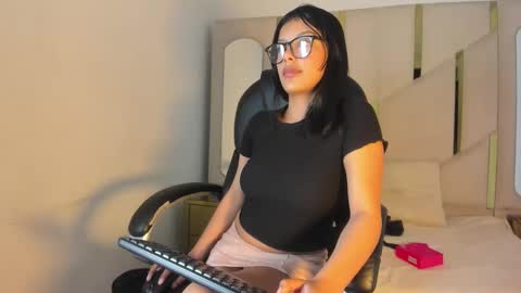 salmaportman_ online show from March 12, 9:43 pm