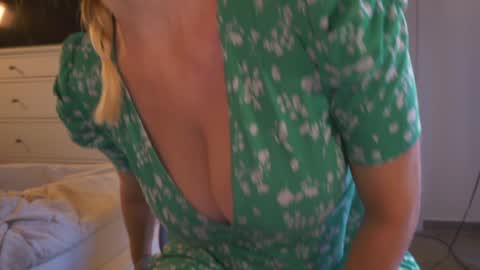 Snapshot of saltedhoney chatting on October 10, 12:04 pm IsaBella- online show from October 10, 12:04 pm