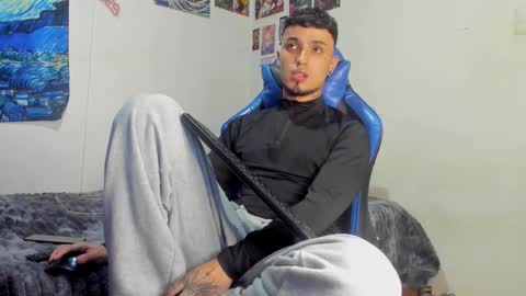 Snapshot of salvatore_dereck chatting on November 19, 12:43 am online show from November 19, 12:43 am