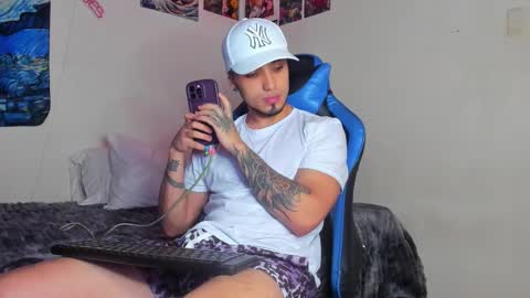 Snapshot of salvatore_dereck chatting on December 1, 2:05 am online show from December 1, 2:05 am