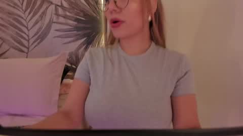 Snapshot of samaantha_white_ chatting on June 1, 11:34 am Samaantha online show from June 1, 11:34 am