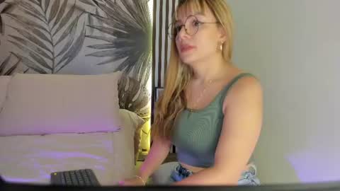 Snapshot of samaantha_white_ chatting on June 16, 11:13 am Samaantha online show from June 16, 11:13 am