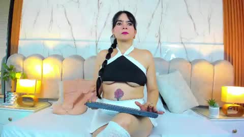 Snapshot of samantha_fiire chatting on July 6, 12:13 pm samantha_fiire online show from July 6, 12:13 pm