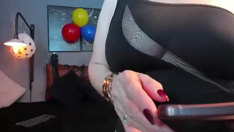 Snapshot of samantha_mature56 chatting on June 18, 2:23 am Sam online show from June 18, 2:23 am