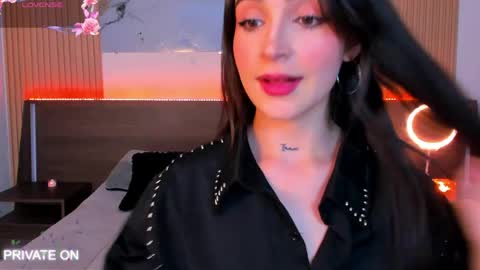 Snapshot of samantha_moons chatting on May 7, 1:33 am samantha_moons online show from May 7, 1:33 am