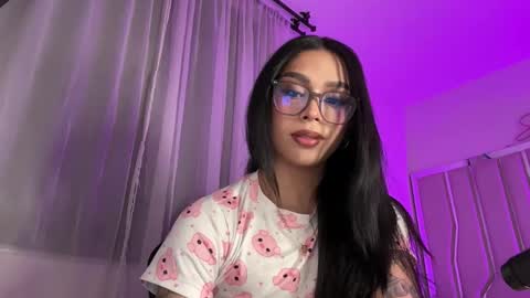 Snapshot of samanthabernardo_ chatting on April 19, 5:18 am Samantha Bernardo online show from April 19, 5:18 am