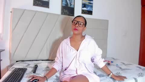 Snapshot of samaraa_smith1 chatting on May 19, 12:11 pm samaraa_smith1 online show from May 19, 12:11 pm