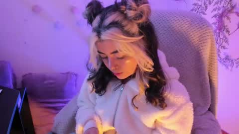 Snapshot of sammysammy_ chatting on December 5, 9:28 am online show from December 5, 9:28 am