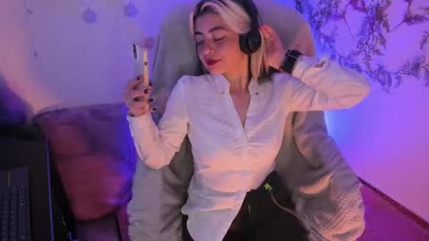 Snapshot of sammysammy_ chatting on February 5, 3:34 am online show from February 5, 3:34 am