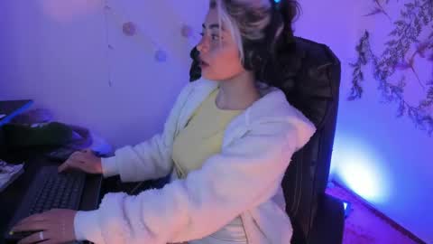 Snapshot of sammysammy_ chatting on February 8, 4:14 am online show from February 8, 4:14 am