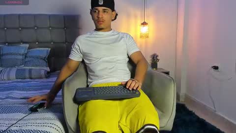 Snapshot of samxx_muscle chatting on October 5, 1:42 pm samxx_muscle online show from October 5, 1:42 pm