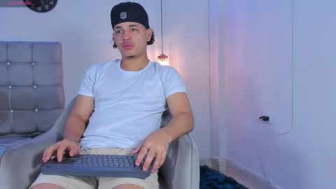 Snapshot of samxx_muscle chatting on November 10, 12:48 pm samxx_muscle online show from November 10, 12:48 pm