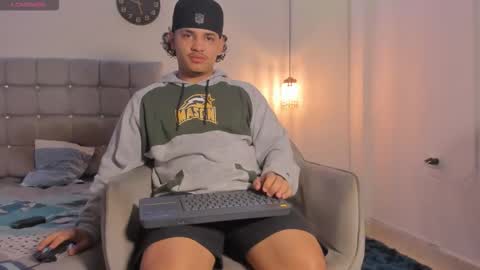 Snapshot of samxx_muscle chatting on December 1, 1:49 pm samxx_muscle online show from December 1, 1:49 pm