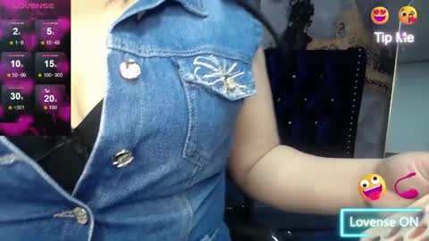 Snapshot of samy_collen_v chatting on May 10, 1:27 pm Samy online show from May 10, 1:27 pm
