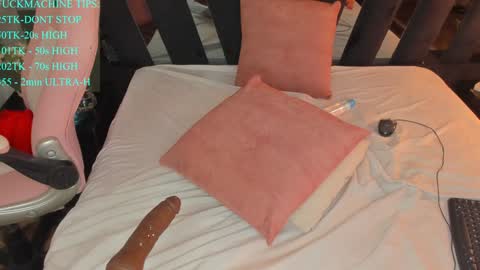 Snapshot of samy_ross_ chatting on December 31, 10:12 pm Find me at when im offline here. online show from December 31, 10:12 pm