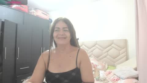 Snapshot of sanddi_milff chatting on July 18, 7:17 pm Sanddi online show from July 18, 7:17 pm