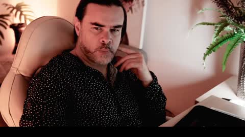 Snapshot of sanders_white chatting on January 20, 5:37 am Sanders online show from January 20, 5:37 am