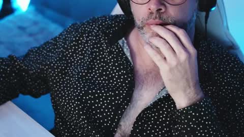 Snapshot of sanders_white chatting on February 20, 3:01 am Sanders online show from February 20, 3:01 am