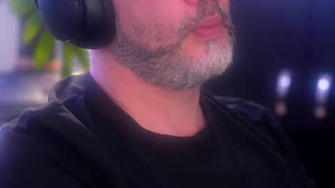 Snapshot of sanders_white chatting on October 2, 12:17 am Sanders online show from October 2, 12:17 am