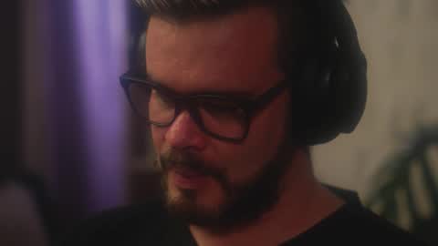 Sanders online show from February 4, 2:06 am