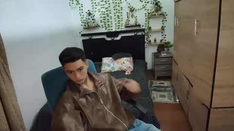 Snapshot of santi_ss chatting on May 6, 12:41 am santi_ss online show from May 6, 12:41 am