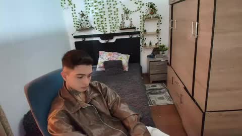 Snapshot of santi_ss chatting on May 7, 2:44 pm santi_ss online show from May 7, 2:44 pm