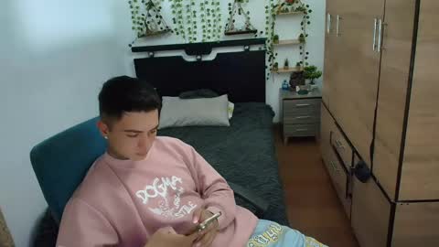 Snapshot of santi_ss chatting on May 10, 12:05 am santi_ss online show from May 10, 12:05 am