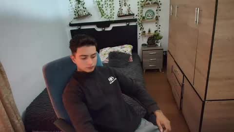 Snapshot of santi_ss chatting on June 8, 2:50 pm santi_ss online show from June 8, 2:50 pm