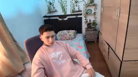 Snapshot of santi_ss chatting on July 8, 2:21 pm santi_ss online show from July 8, 2:21 pm