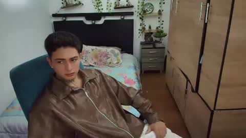 Snapshot of santi_ss chatting on July 24, 2:20 am santi_ss online show from July 24, 2:20 am