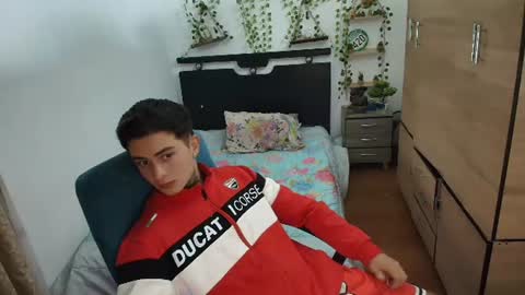 Snapshot of santi_ss chatting on July 31, 12:43 am santi_ss online show from July 31, 12:43 am