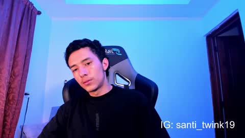 Snapshot of santi_twink19 chatting on December 18, 10:35 pm santi_twink19 online show from December 18, 10:35 pm