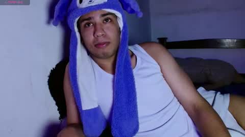 Snapshot of santiago_foxx chatting on July 4, 10:05 pm santi online show from July 4, 10:05 pm