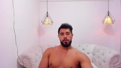 Snapshot of santiago_huntt chatting on December 3, 8:06 pm santiago_huntt online show from December 3, 8:06 pm