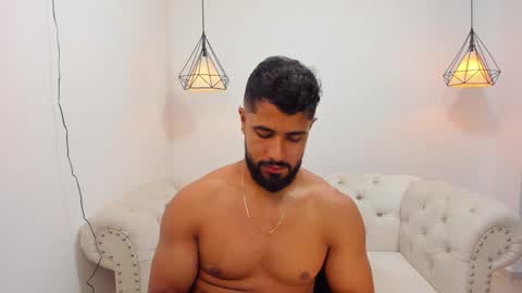 Snapshot of santiago_huntt chatting on December 5, 4:09 am santiago_huntt online show from December 5, 4:09 am