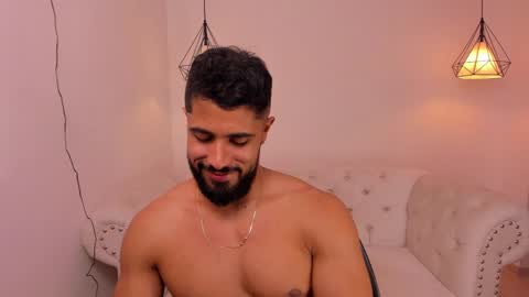 Snapshot of santiago_huntt chatting on December 5, 9:28 pm santiago_huntt online show from December 5, 9:28 pm