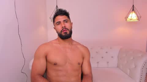 Snapshot of santiago_huntt chatting on December 7, 12:02 pm santiago_huntt online show from December 7, 12:02 pm