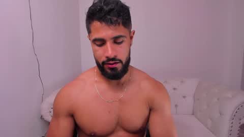 Snapshot of santiago_huntt chatting on December 9, 9:05 pm santiago_huntt online show from December 9, 9:05 pm